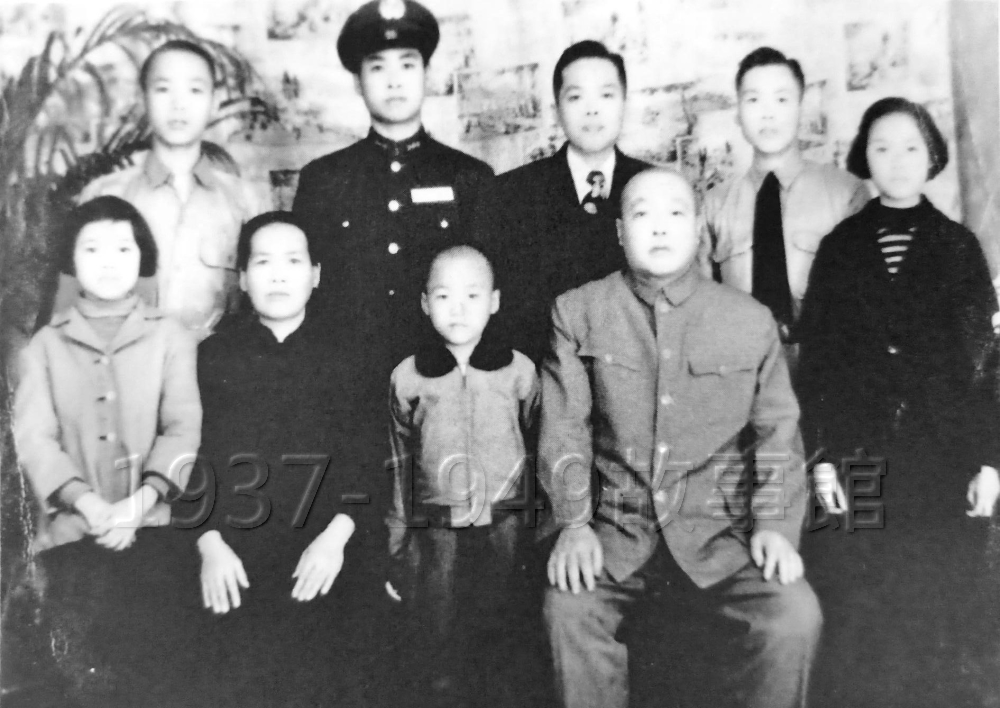 圖一　1957年李富城（後排左二）與家人在台灣的合影，身著軍裝的他正就讀於空軍官校氣象科。他覺得「全家一直能跟著一個單位走，都來到了台灣」，滿幸運的。