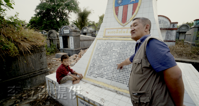 圖一　1960、70年代由華僑籌資興建的密支那中華民國遠征軍紀念碑，手指碑者為華僑賴漢良先生，其父為50師士兵。