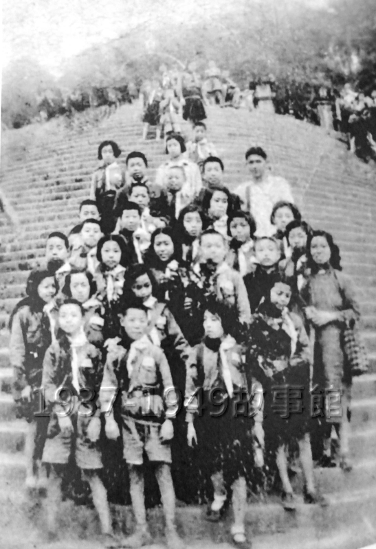 圖四　1950年四四兵工廠附設小學第1屆畢業生畢業旅行；四四小學是台北市信義國小的前身。1949年李富城剛到台灣，先寄讀興雅國小五年級；9月四四小學籌備完成，他通過考試順利進入該校六年級就讀。