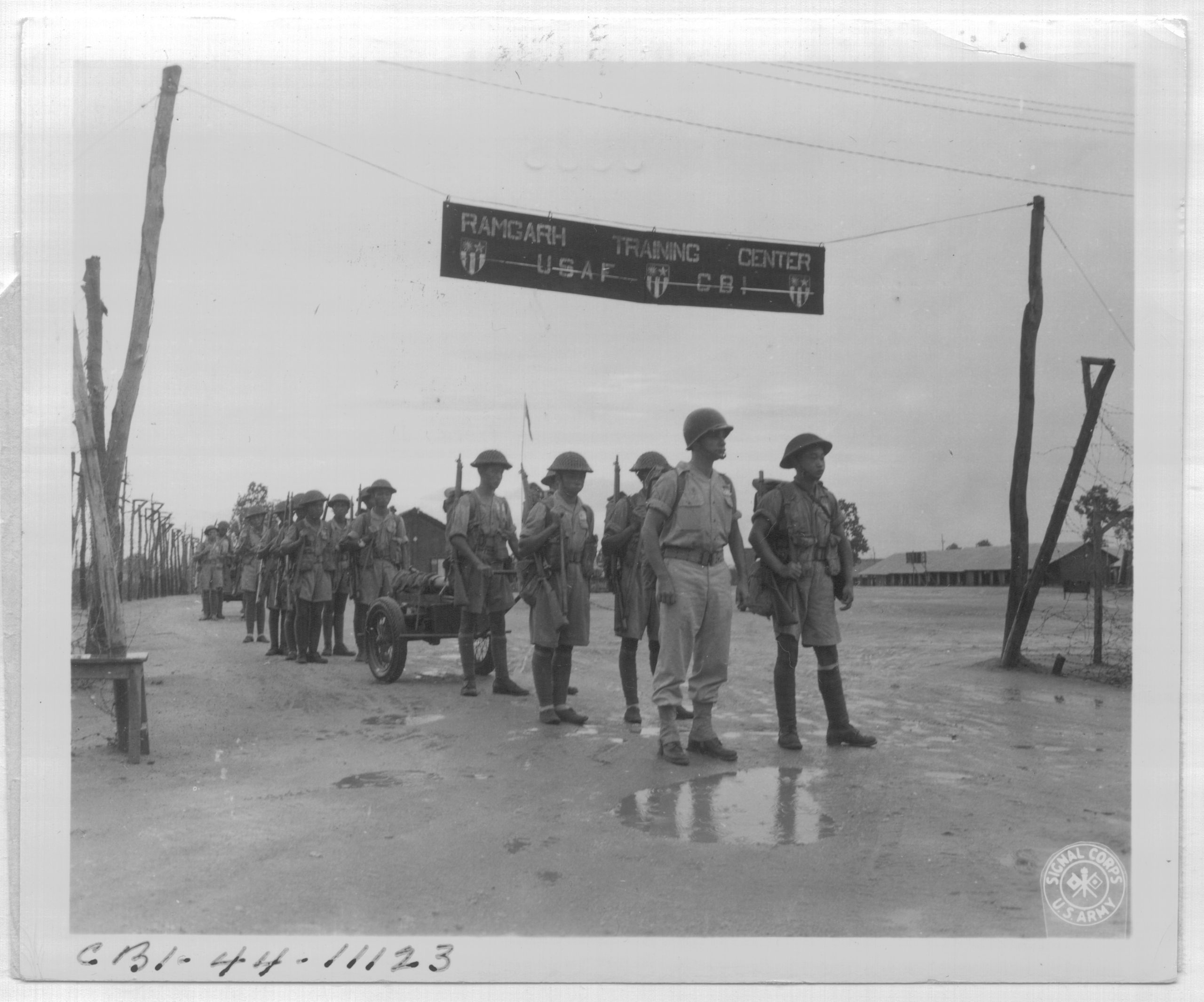 圖四　正在進入蘭姆伽訓練基地的中國遠征軍砲兵團，攝於1944年6月。（來源：美國國家檔案和記錄管理局）