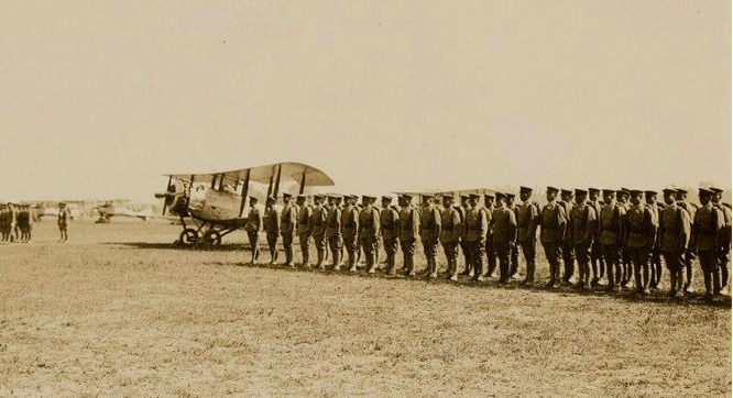 圖一 日本陸軍航空隊的「內台」試驗飛行，都以屏東第8飛行聯隊的駐地為終點，圖為陸8聯在1928年2月19日舉行開隊式。（圖片來源：上山臺灣總督高雄州奧蕃社視察狀況寫真。）