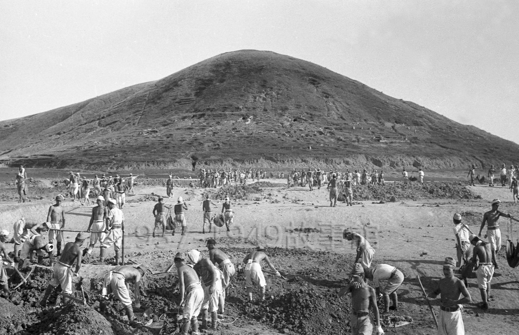 圖四　孫立人將軍指派大象，協助日軍戰俘在廣州白雲山坡（馬頭崗陽）興建新一軍印緬陣亡將士公墓。（1945.9廣州）