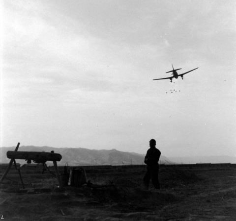 圖 1949年，國軍向太原守軍空投物資，此時太原已是孤城。（來源：維基共享資源，公有領域）