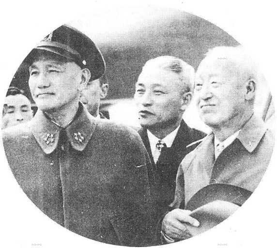 圖二　1953年金弘壹（中）在駐中華民國大使任內，與蔣介石（左）和來訪的李承晚（右）合影。（來自維基共享資訊，대한민국 정부提供，公有領域） 