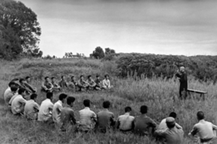 圖二 1938年，一位教授在野外向學生講課，地點不詳。（Rorbert Capa, CHINA. 1938. Dr SHIH Lecturing. 1938. JSTOR, https://jstor.org/stable/community.9881619, 26 May 2023擷取.）