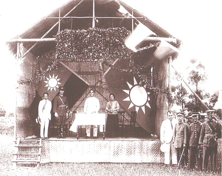 圖一 1924年6月16日，孫中山主持黃埔軍校開學典禮，在場的有宋慶齡（右一）、蔣介石（左一）、廖仲愷（左二），台下身著白色西裝的為蘇聯代表（右一）。（維基，公有領域）