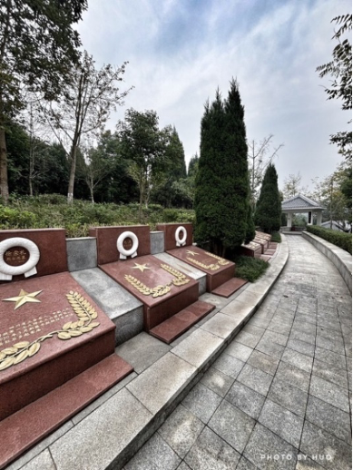圖三 雙流烈士陵園有29座無名氏墓。