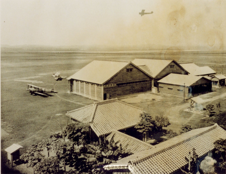 圖三 警察航空班時代的屏東飛行場。（圖片來源：1923年高雄州寫真帖，臺灣舊照片資料庫，國立台灣大學圖書館數位典藏館）