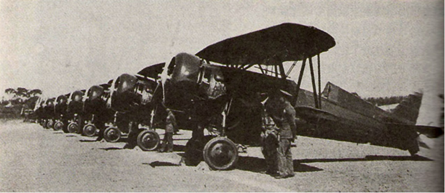 圖三 中國空軍的霍克3型驅逐機隊，在杭州筧橋上空，打敗從台北飛行場「遠洋爆擊」的鹿屋航空隊九六式陸攻機。（來自維基共享資源，公有領域）