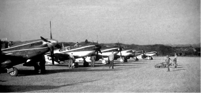 圖三 1945年美軍76戰鬥中隊在貴州黃平縣舊州機場（Laohwangping Airfield）配備的P-51戰鬥機。（來自維基共享資源，公有領域，USAAF；SDASM Archives。）