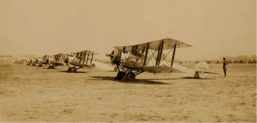 圖七 屏東飛行第八聯隊於1928年2月19日開隊式，13架乙式偵查機隊列隊等待檢閱。《圖片來源：上山臺灣總督高雄州奧蕃社視察狀況寫真，國家攝影文化中心）