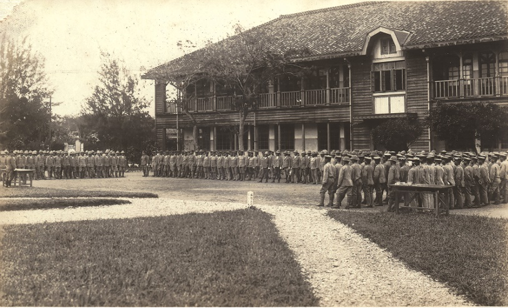 圖三 1937年，花蓮戰俘營所在地的原日軍花蓮港分屯大隊官兵集合一景。取自葉柏強《顧我洄瀾：花蓮歷史影像集》。（國家文化記憶庫）