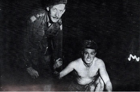圖九 1946年2月，愛德華茲（右）在戰犯調查組克羅斯利（左）少校帶領下，重回金瓜石礦坑內800英尺地底拍照，作為戰犯審判時的證據¹⁷。