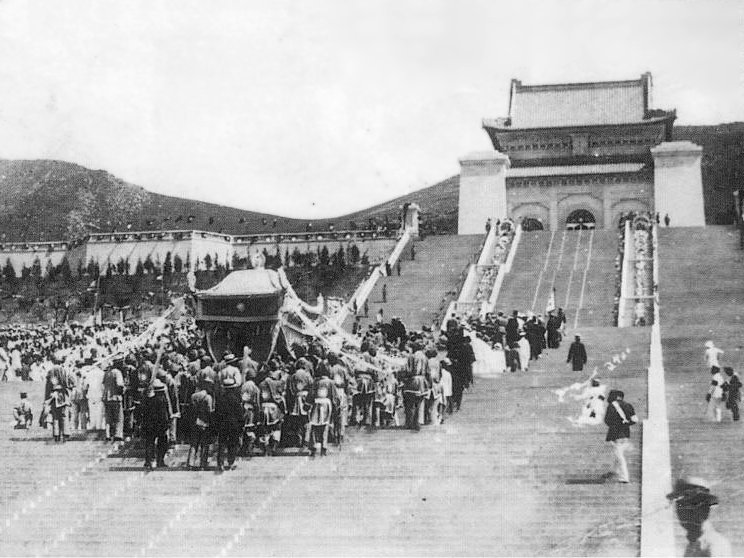 國父孫中山的靈柩，一共由108名槓夫抬往南京中山陵墓室