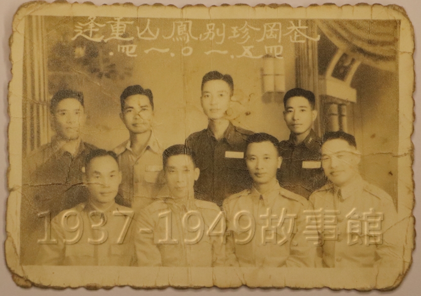 圖一　民國45年，彭濟濤（前排左一）與中央陸軍官校第二分校（武岡分校）同學，在台灣鳳山重逢。（郭以涵翻拍）