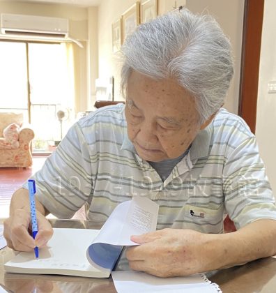 圖四　仉家彪贈書前，慎重地在書上簽名留念。（仉家彪提供）