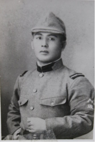 圖一 廣枝音右衛門穿著軍服像。（來源：<a href="https://commons.wikimedia.org/wiki/File:%E5%BB%A3%E6%9E%9D%E9%9F%B3%E5%8F%B3%E8%A1%9B%E9%96%80.jpg" target="_blank" rel="noopener">維基共享資源</a>，公有領域）