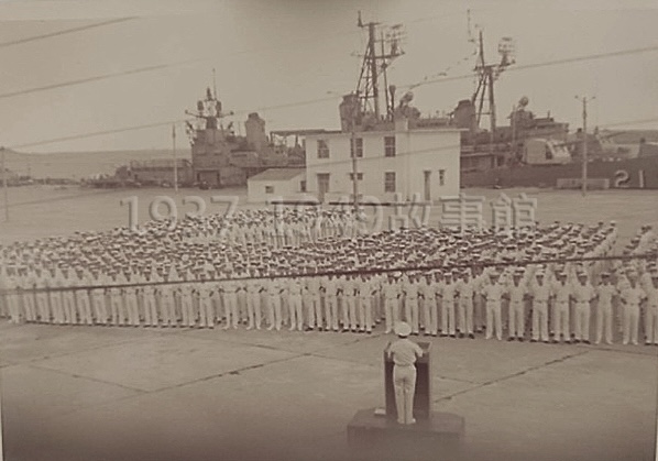 圖一 徐學海將軍任海軍巡防艦隊艦隊長時，在澎湖測天島軍港碼頭校閱艦隊官兵，背景是21號遼陽艦。