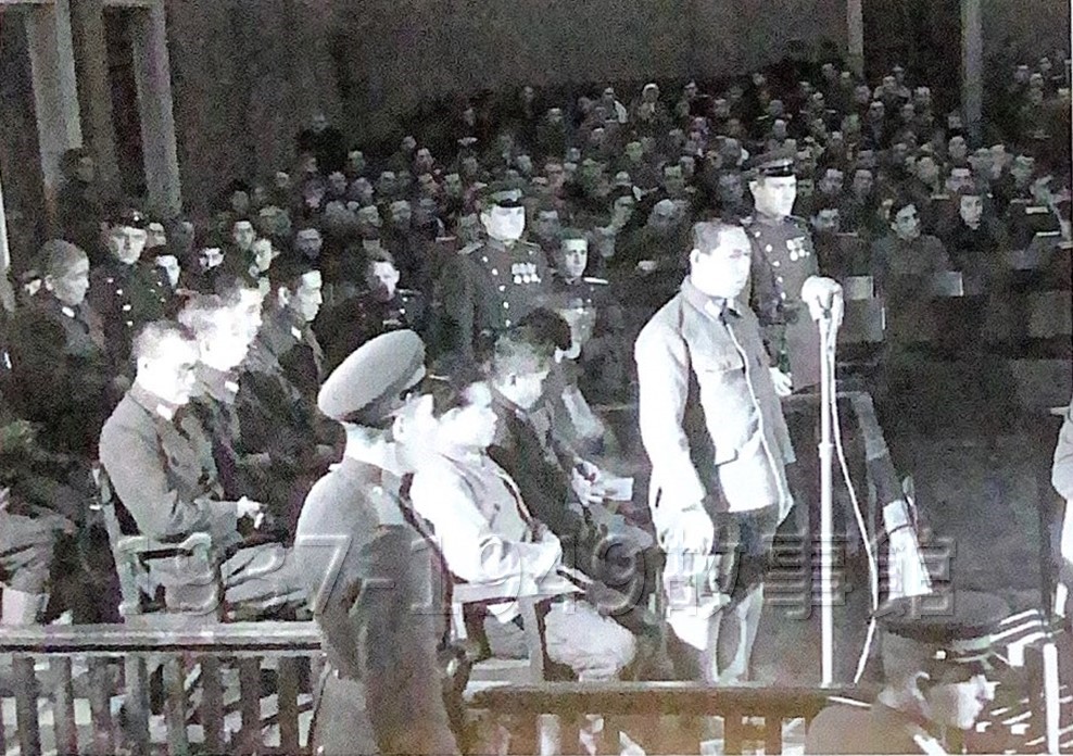 圖一　伯力審判庭上，前日本關東軍731部隊第643支隊實習衛生兵菊地則光正在作證。[1]