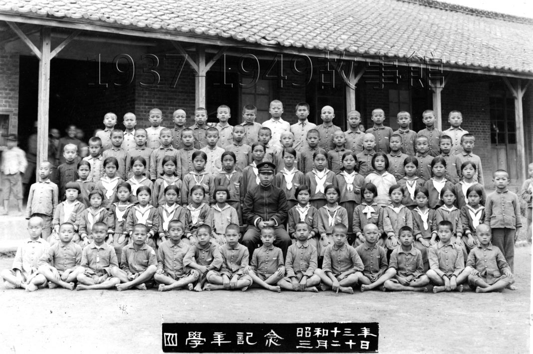 圖十六 高雄州潮州郡新北勢公學校第十五屆卒業紀念帖：1938年四學年攝影紀念，鄭義芳第四排右三。