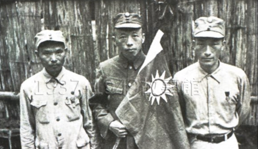 圖四  1945年9月17日，拉包爾，獲澳救援的三位四行倉庫孤軍戰俘，中間為朱云少尉。