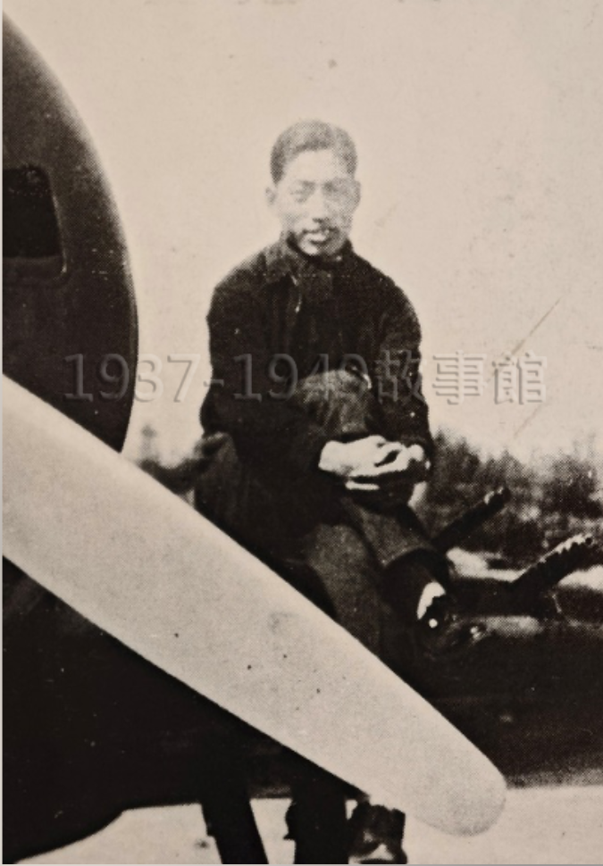 圖一 1939年3月，高慶辰在成都太平寺機場與愛機合影。