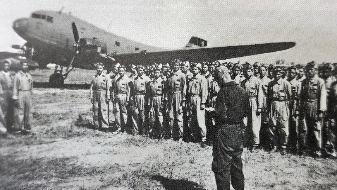 圖五 搭乘C-47運輸機到虎尾機場。