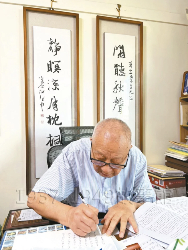 圖二 葉萬安96歲仍勤於寫作，不靠電腦查資料。（沈珮君攝）