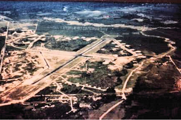 圖三　1945年的汀江機場（Dinjan Airfield），位於印度汀江（也譯作丁江）。它是二次大戰時的盟軍軍用機場，主要作用是保護駝峰航線運輸機的安全。(來源：維基共享資源）