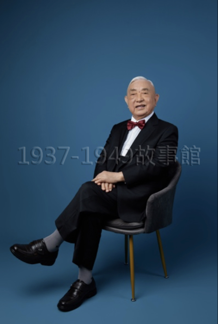 圖六 王德輝說他現在過的就是天堂生活。在99歲時，老將軍決定赴美和親友慶祝百壽，自己訂做長袍馬褂、配上一朵花，特別去鶯歌訂製壽桃壺伴手禮送給來祝壽的來賓；103歲生日宴時又訂做西裝、拍寫真照。