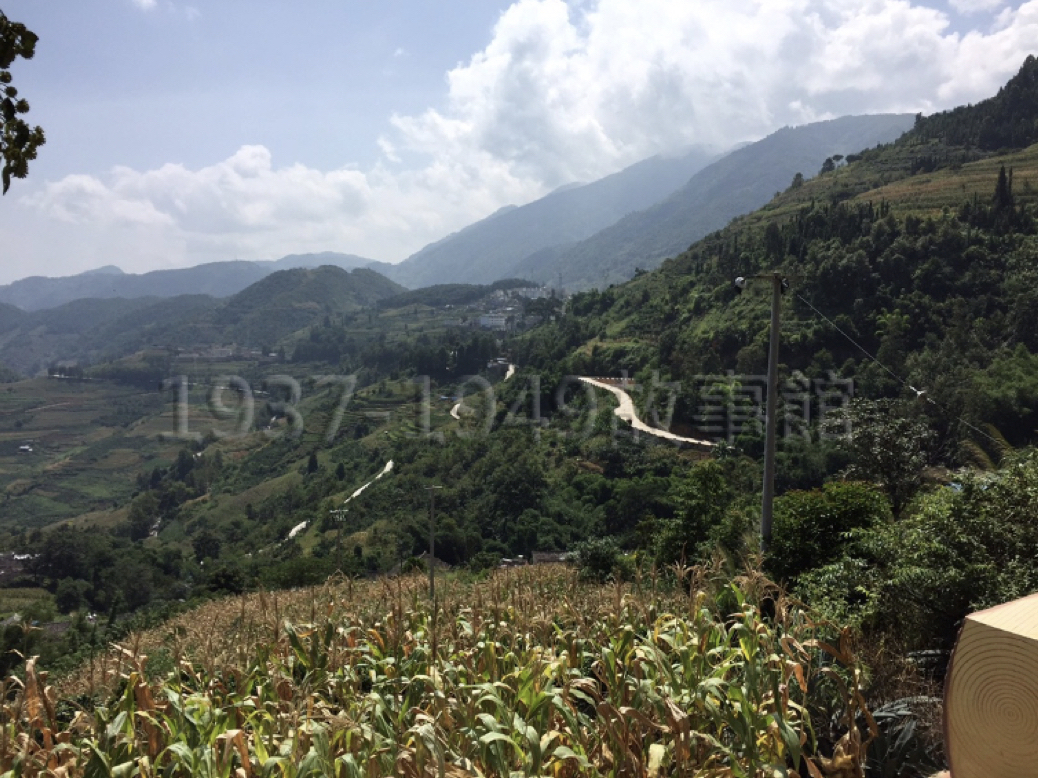 圖四 抗戰後期，滇緬公路是中國唯一的對外通路，但是日軍佔領怒江西岸的松山，由松山俯瞰，滇緬公路這條命脈就盡在掌握中。（汪琪攝影）