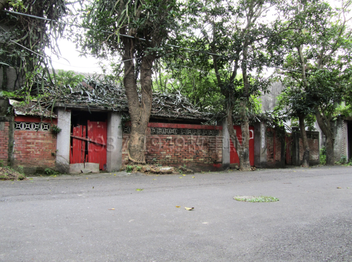 圖四 空軍眷村之一：虎尾鎮建國二村58號。日軍遺留的長棟式建築，原本為餐廳，虎尾初級班時期改建為士官棟，中央為走道，分隔約25戶，2016年失火，僅剩磚牆隔間。（霍鵬程提供，圖片說明參考《翱翔天際：虎尾的天空》，大輿出版社，2019，頁252）