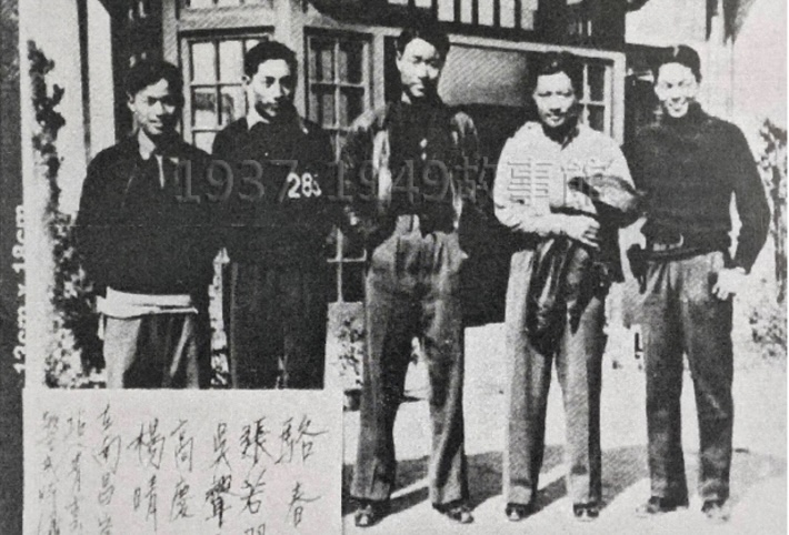 圖五 1937年9月在南昌合影。左至右：楊晴舫12月14日南昌空戰陣亡；高慶辰跳傘受傷；吳聲浦10個月後西安失事受傷；張若翼3個月後漢口空戰陣亡；駱春霆5個月後山西風陵渡空戰失蹤。