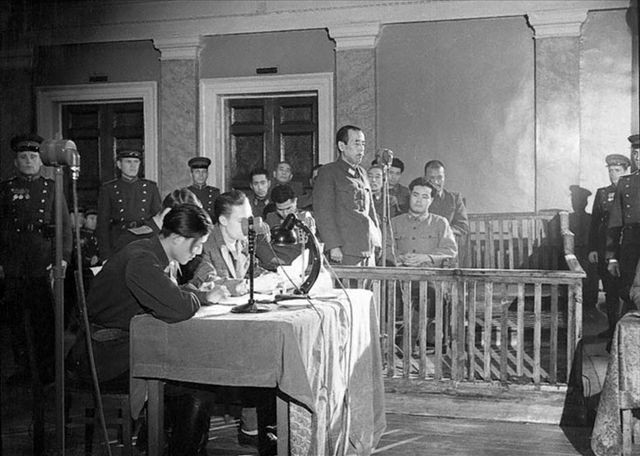 圖一　日本關東軍總司令官山田乙三在伯力審判上接受審問。他被判處25年徒刑，拘留於勞動感化營。（維基共享資源，公有領域）