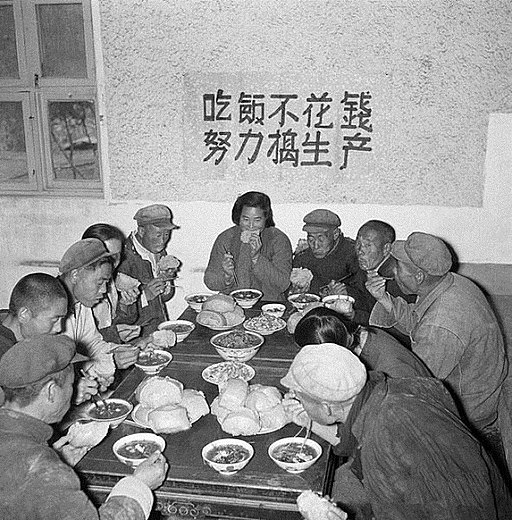 圖三　1958年，農民在人民公社食堂吃飯的情景。（來源：維基共享資源）