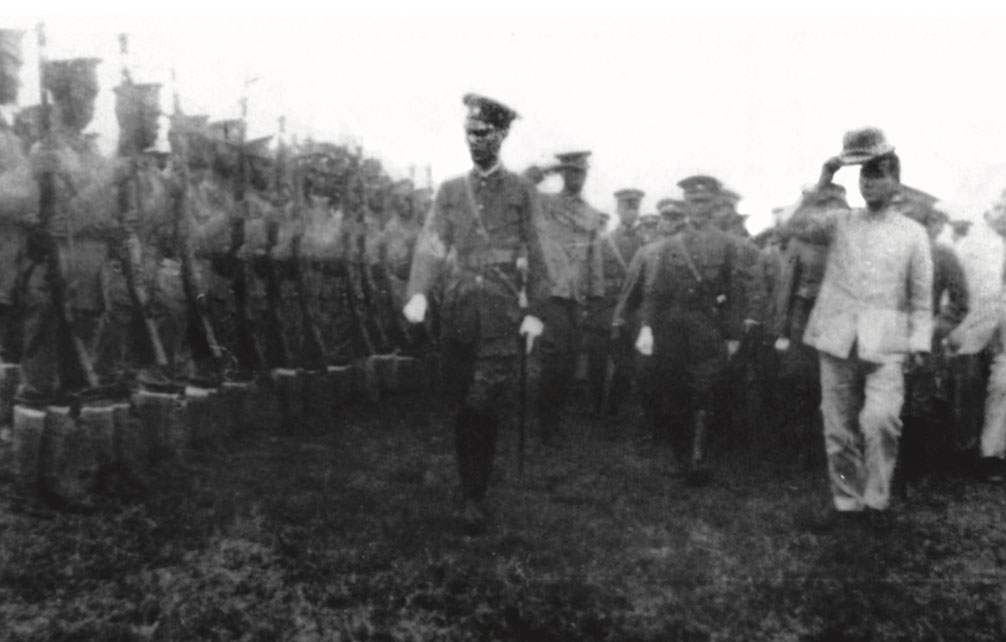 圖一 孫中山、蔣中正檢閱黃埔軍隊。