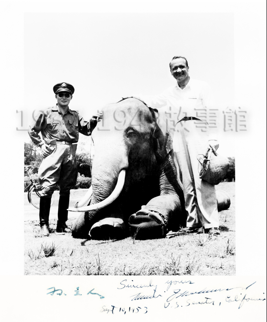 圖八　孫立人將軍陪同「中國之友」美國諾蘭參議員探訪曾參加二次大戰的戰象林旺並合影，還為照片親筆簽名留念。（1953.9，鳳山）
