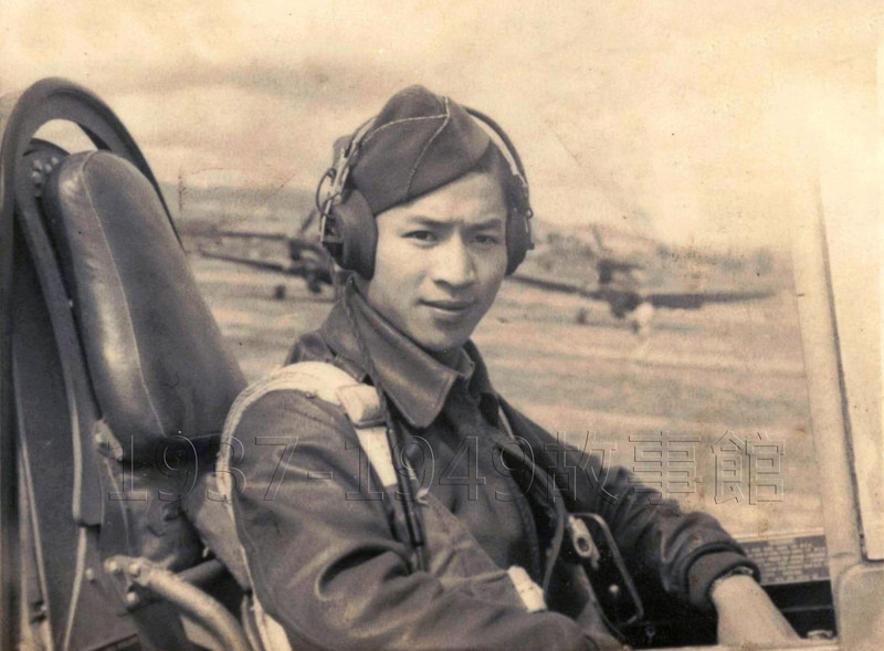 圖二 1943年7月13日出擊前由美軍攝影師所影，當時是週五，13號，座機013號。